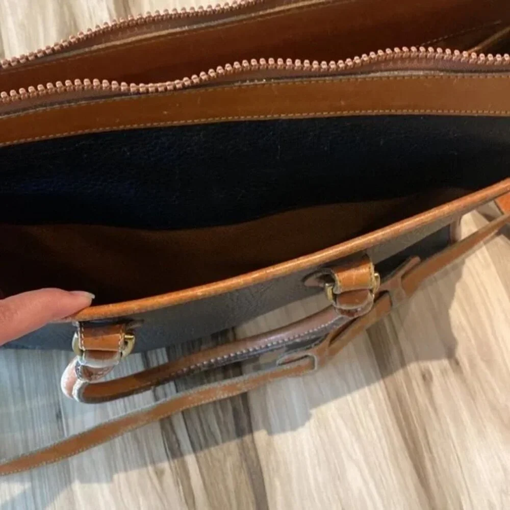 🎥 Vintage ♡ Dooney & Bourke ♡ All Weather Leather Briefcase / Messenger Bag - Picture 9 of 16